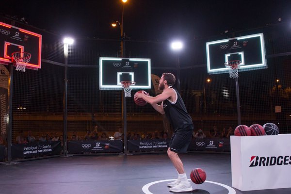 Madrid disfruta de un basket nocturno con el 'Chacho' Rodríguez y Bridgestone