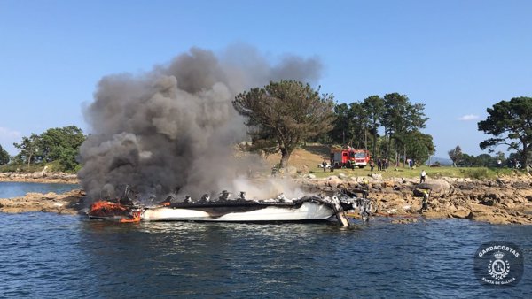 Permanecen ingresadas cinco personas con quemaduras graves tras el incendio de un catamarán en Illa da Toxa