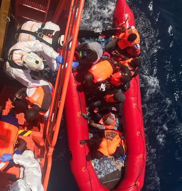 Rescatadas un total de 215 personas durante la jornada en aguas del mar de Alborán y del Estrecho