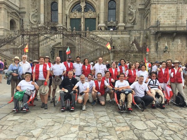 Cuatro personas en silla de ruedas completan el Camino de Santiago con la ayuda de 20 voluntarios de la Orden de Malta