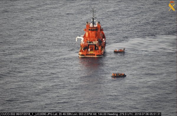 Rescatadas 109 personas de dos pateras en el Mar de Alborán, donde se busca una tercera