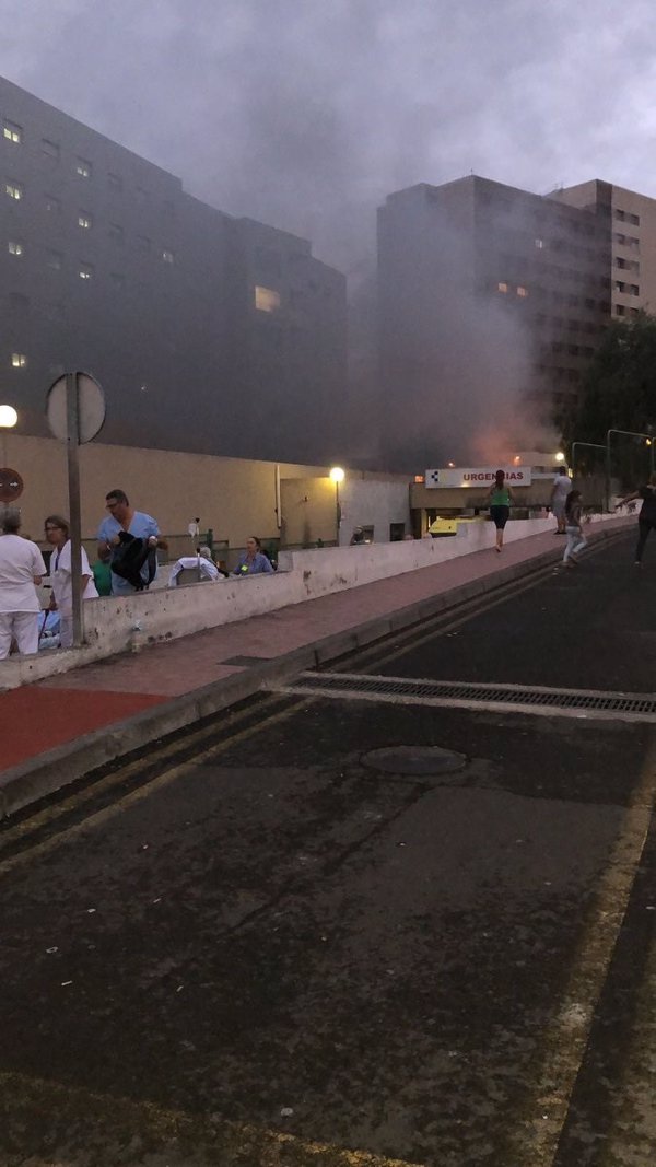 Logran sofocar el incendio en el Hospital de La Candelaria (Tenerife)