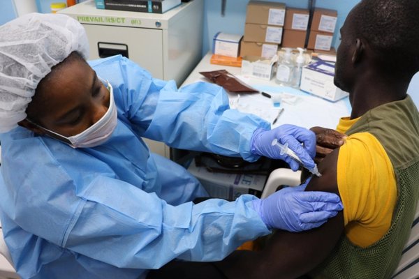 Investigadores analizan posibles candidatos a vacunas contra el ébola y ensayos clínicos