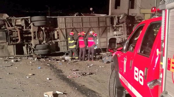 Al menos 23 muertos por el choque entre un autobús y un camión a las afueras de Quito