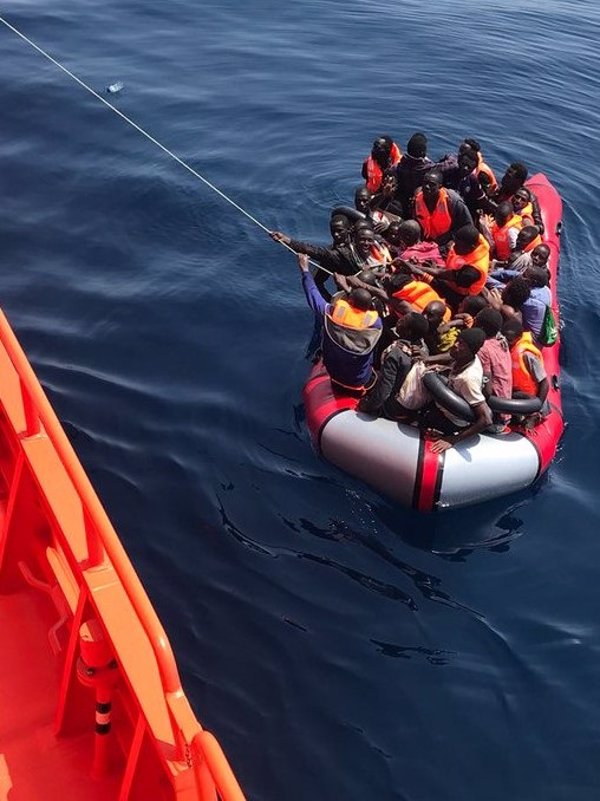 Rescatadas 67 personas en una patera localizada en aguas del Estrecho