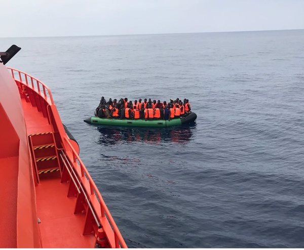 Rescatadas 55 personas de una patera localizada en el Mar de Alborán
