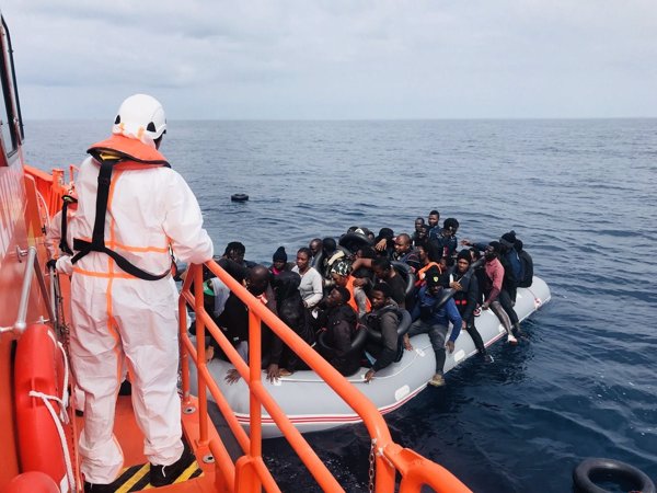 El rescate de 130 personas en Alborán eleva a 268 los inmigrantes salvados en doce pateras este jueves