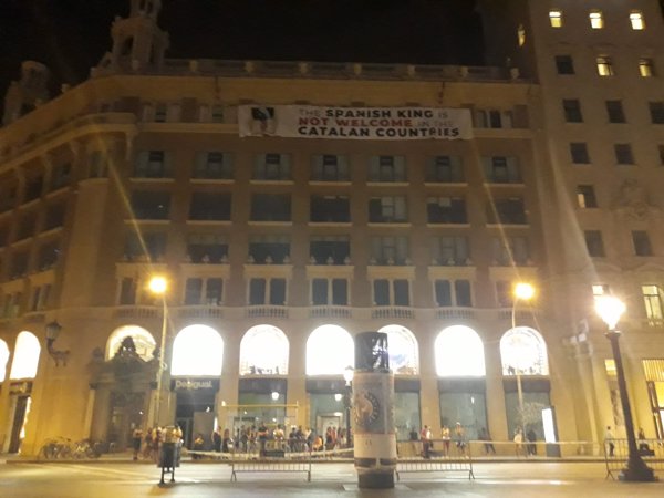 Despliegan una pancarta contra Felipe VI en Plaza Cataluña: 