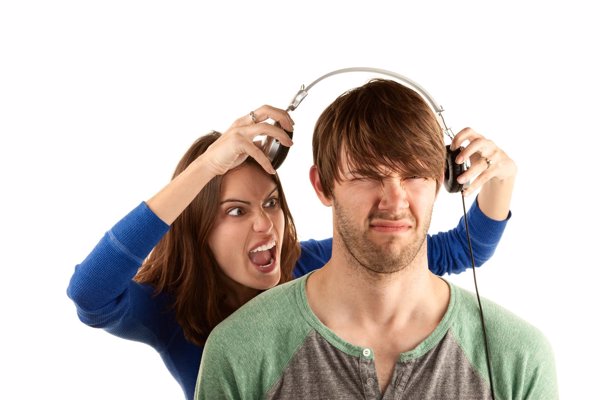 Escuchar música muy alta con auriculares o en discotecas, entre las razones de la pérdida de audición, según experto