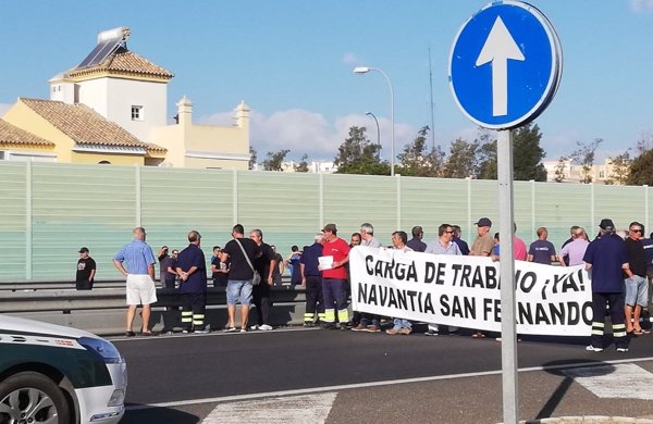 Trabajadores de Navantia cortan una autovía en Cádiz ante posible pérdida del contrato con Arabia
