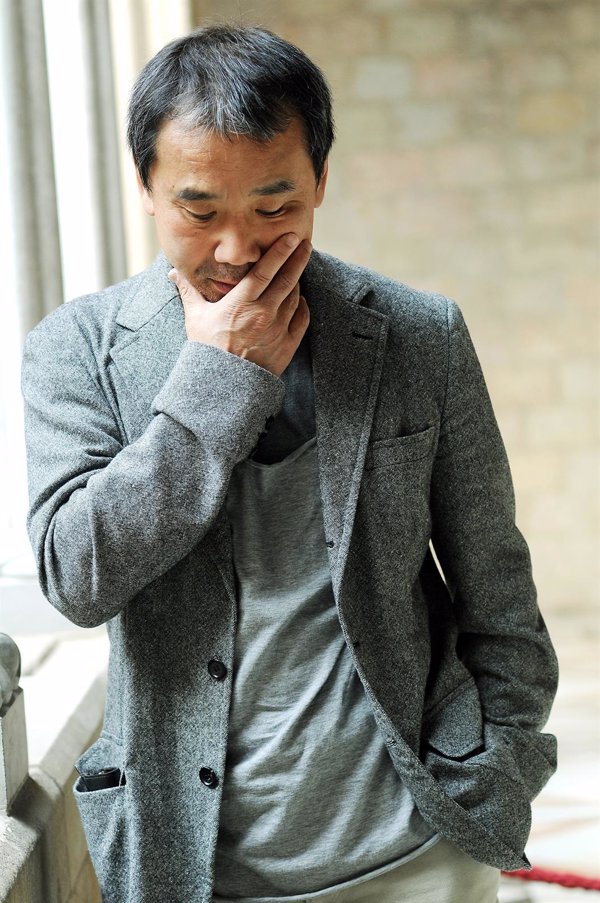 El escritor japonés Murakami se retira de la nominación para el premio Nobel de Literatura alternativo