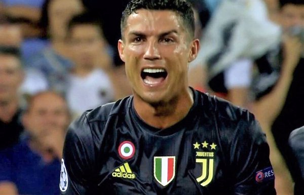 Cristiano Ronaldo ve la tarjeta roja en su debut en 'Champions' con la Juventus
