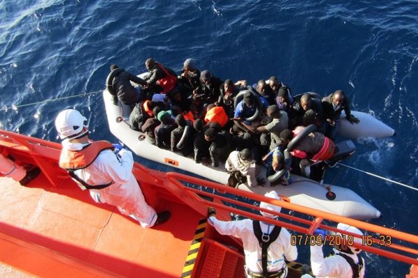 Trasladan a Málaga y Almería a más de 170 migrantes rescatados de pateras este miércoles