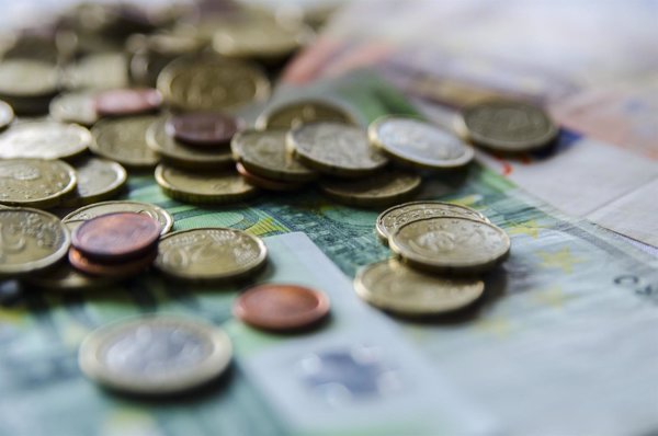 (Ampl.) El Tesoro coloca 4.482 millones de euros en una nueva subasta de bonos y paga más a los inversores