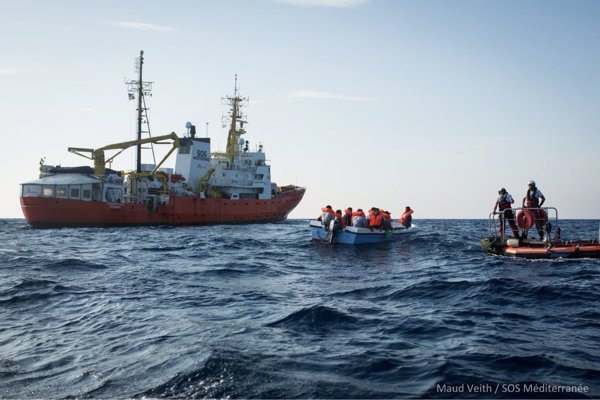El 'Aquarius' realiza su primer rescate tras volver a patrullar el Mediterráneo