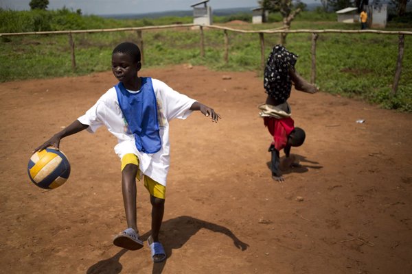 Una ONG lanza un equipo de fútbol en RCA para ayudar a los niños a superar el trauma del conflicto