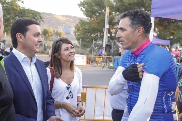 Más de 500 ciclistas arropan a Indurain y Olano en la salida de la marcha 'Juan Martínez Oliver'