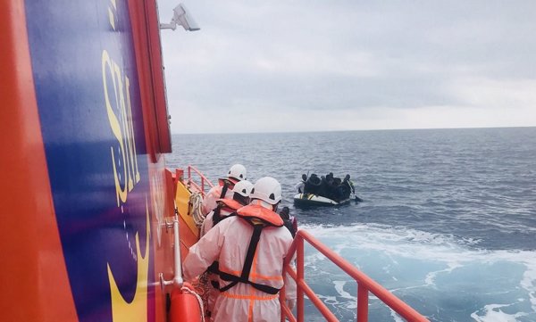Trasladan a las costas andaluzas a 424 personas a lo largo de este sábado rescatadas de diez pateras