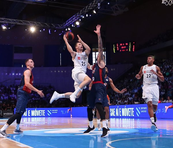 El Real Madrid conquista su quinta Supercopa tras ganar al Baskonia