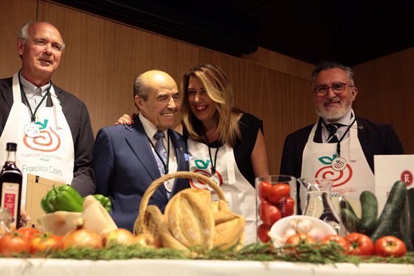 Susana Díaz reivindica la importancia del sector agroalimentario al ser distinguida por la Academia del Gazpacho Andaluz