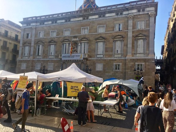 Los Mossos piden a los acampados independentistas en Barcelona que retiren las tiendas