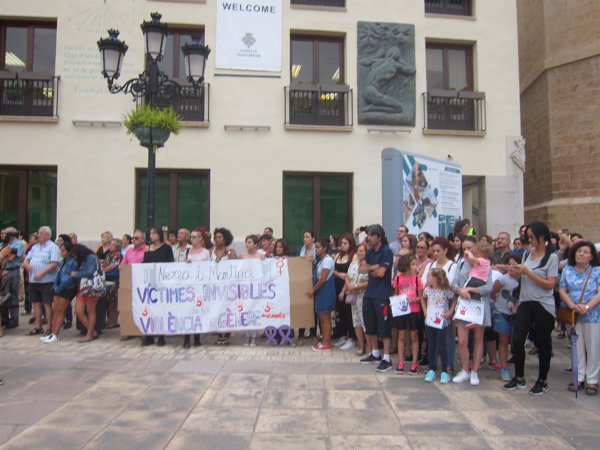 Centenares de personas condenan la muerte de las niñas de Castellón, 