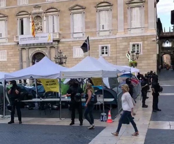 Los Mossos retiran tiendas de la acampada independentista de la plaza Sant Jaume de Barcelona