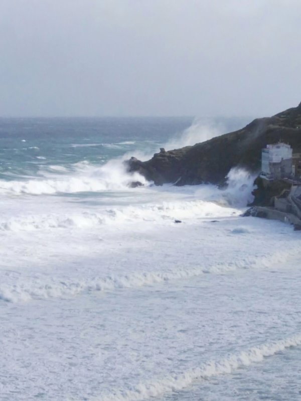 Galicia sigue hoy en alerta por lluvia y vientos de hasta 90 km/h y las nubes cubrirán el resto de España