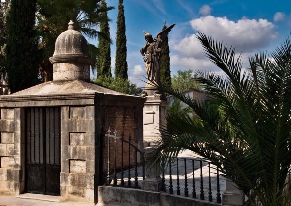 La Generalitat Valenciana restaurará tumbas masónicas deterioradas del Cementerio Histórico de Buñol, del siglo XIX