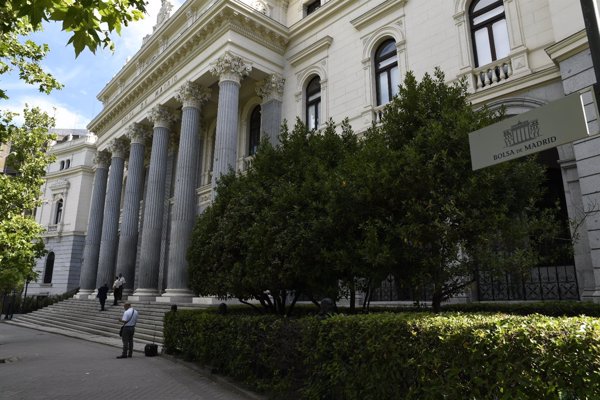 El Ibex 35 logra cerrar en 'verde' y recuperar los 8.900 puntos