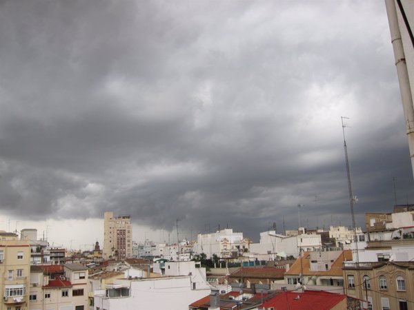 Lluvia, tormentas, viento y oleaje ponen hoy en riesgo a 12 provincias, que será rojo en Teruel, Tarragona y Castellón