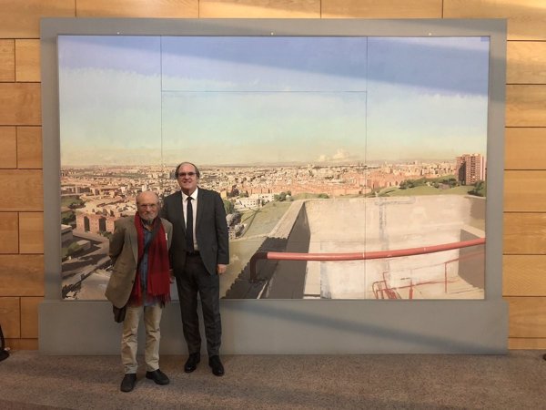 Antonio López visita la Asamblea de Madrid, que alberga su cuadro 'Madrid desde la torre de bomberos de Vallecas'