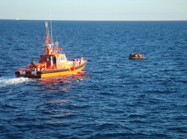 La tripulación del pesquero 'El Secre' rescata una patera en aguas de Almería con 36 personas, una de ellas en el mar