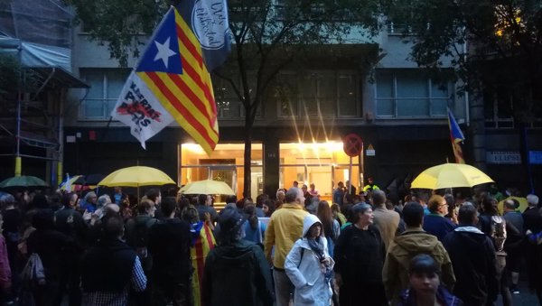 Unos 100 CDR protestan ante la sede de ERC al grito de 'dimisión' y 'cobardes'