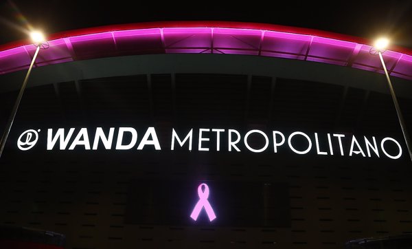 El Wanda Metropolitano luce de color rosa en el Día Mundial Contra el Cáncer de Mama