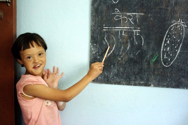 Enseñando a leer a los niños con discapacidad en Nepal