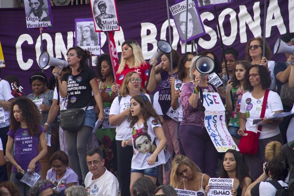 Miles de brasileños salen a las calles para protestar contra Bolsonaro: 