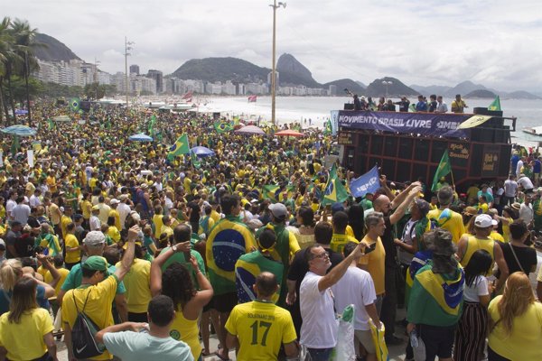 Miles de personas salen a las calles de Brasil en apoyo a Bolsonaro y contra el Partido de los Trabajadores