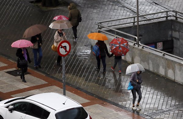 Las lluvias se trasladan hoy a Canarias y los avisos se reducirán a La Palma y A Coruña