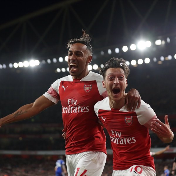 (Crónica) Özil y Aubameyang lideran la remontada del Arsenal ante el Leicester