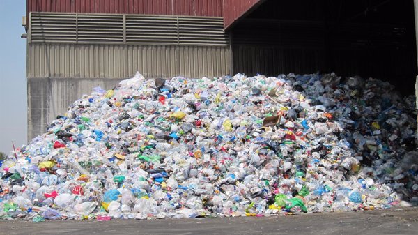 Ninguna gran compañía cuenta con planes para reducir plásticos, según Greenpeace