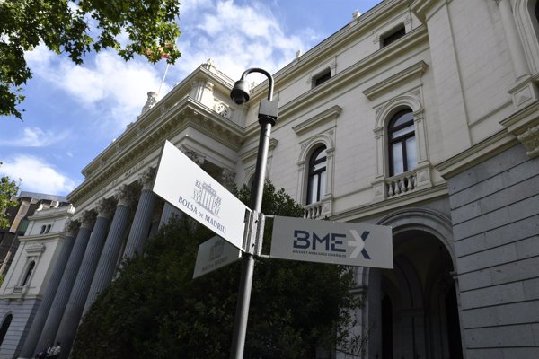 El Ibex 35 se da la vuelta (-0,56%) y marca un nuevo mínimo en los 8.677 puntos