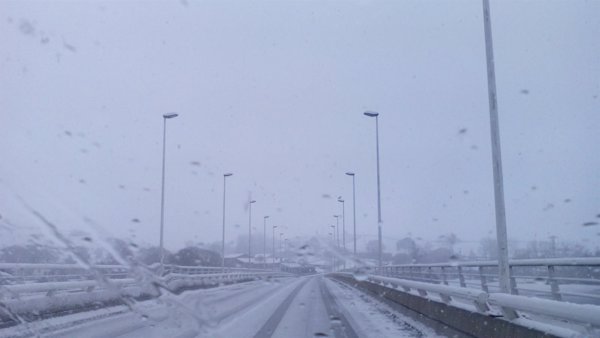 La nieve obliga a cortar el paso de camiones por la A-67