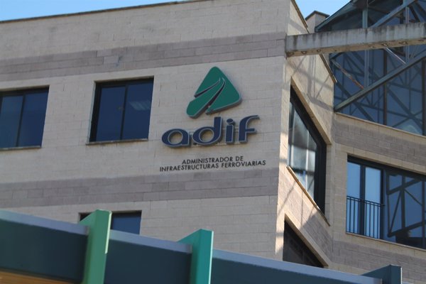 Adif Alta Velocidad omitió al Tribunal de Cuentas un contrato por 141 millones para explotar 72 aparcamientos