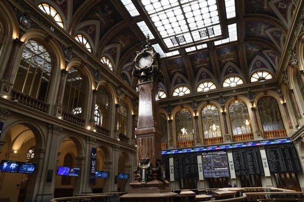 El Ibex 35 se impulsa un 3% en la semana y se queda a las puertas de los 9.000 puntos