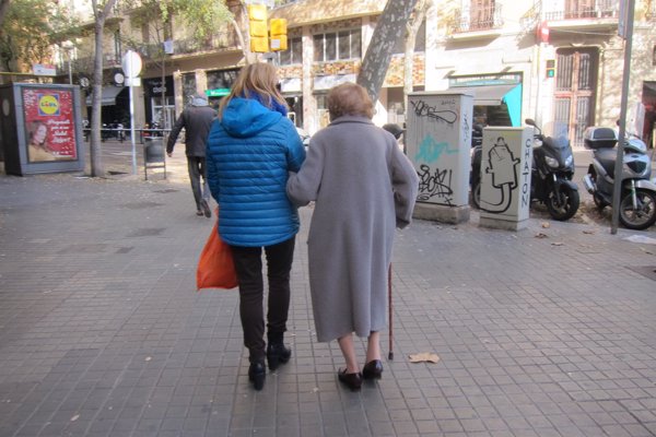 Al menos 1 de cada 10 españoles presta cuidados una vez a la semana a personas mayores o con dolencias crónicas