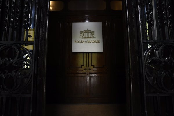 El Ibex 35 cierra con un retroceso del 0,24% y se despide de los 9.000 puntos