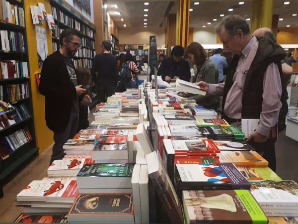 Casi 4.000 librerías en España celebran mañana su día en 