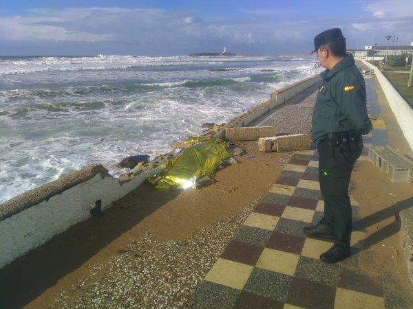El hallazgo de otro cadáver eleva a 21 las víctimas del naufragio de una patera en Cádiz hace más de una semana