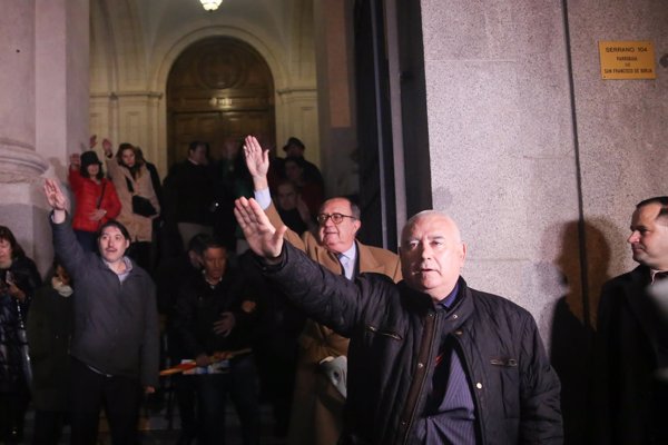 Cerca de mil personas exaltan la figura de Franco en una misa al dictador oficiada en pleno centro de Madrid